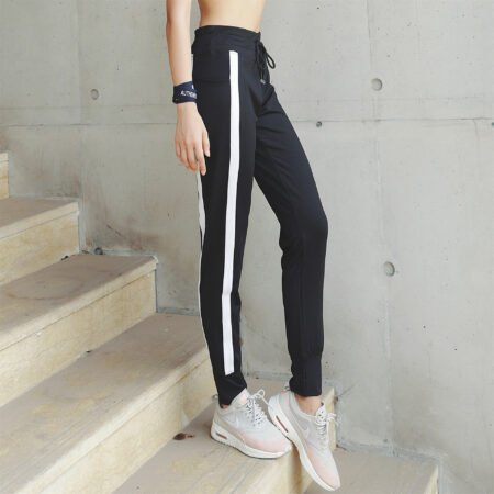 Fitness trousers with side striped pockets